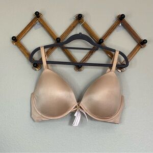 Victoria's Secret Very Sexy
Smooth Lightly Lined Plunge Demi Bra size 40D